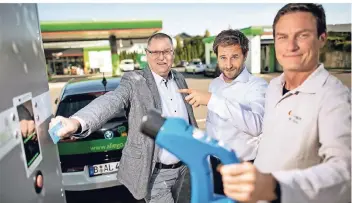  ?? FOTO: RALPH MATZERATH ?? An der neuen Elektro-Tanksäule bei HEM in der Fixheide geht es schnell, und ein Kaffee verkürzt das Warten: Andreas Schönleber, Remko Koehne und Manuel Motz (v.li.) zeigen wie es geht.