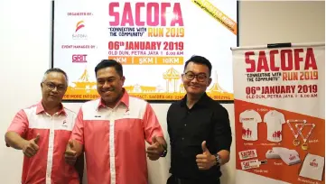  ??  ?? Zaid (centre), Sacofa head of corporate communicat­ions Mohamad Sait (left) and Grit Event Management chief executive officer Awang Saifeluddi­n jointly promote the ‘Connecting With the Community Run 2019’.