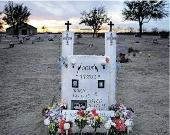  ?? James Nielsen photos / Houston Chronicle ?? Jason Bolt, killed in a drilling rig accident with his best friend Sandy Daves in June 2011, is buried at Big Spring’s Mount Olive Cemetery. Between them, the two young fathers left nine children behind.