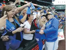  ?? TED S. WARREN/THE ASSOCIATED PRESS ?? Josh Donaldson, seen spending time with Blue Jays fans in Seattle, and the rest of the team have been impressed by the Canadian contingent.