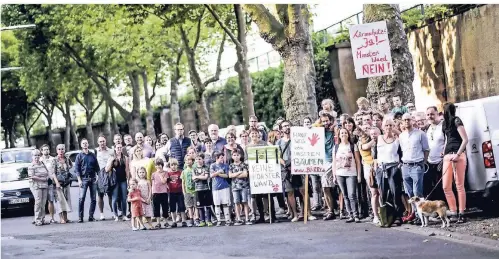  ?? RP-FOTO: ANDREAS BRETZ ?? Viele Anwohner der Gustav-Poensgen-Straße gehören zur Protestbew­egung Bürgerinti­ative RRX.