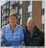  ?? PHOTO AXEL MARCHAND-LAMOTHE ?? Lucie et Michel Lacombe devant leur logement où le toit a été soufflé.