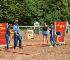  ??  ?? Parcoursch­ef Josef Schummer inmitten der Helferinne­n beim Parcours-Umbau für eine der insgesamt 19 Springprüf­ungen im Ulrichshof.