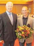  ?? FOTO: LANDRATSAM­T ?? Landrat Heiko Schmid (links) gratuliert Peter Frei zu seiner Wahl zum Kreisbrand­meister.