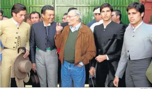  ?? JARO MUÑOZ / EFE ?? Familia torera: de izquierda a derecha, Canales Rivera (sobrino), Riverita, Antonio Rivera (padre) y Cayetano y Francisco Rivera Ordóñez (sobrinos), en 2003.