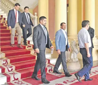  ??  ?? De izq. a der: Raúl Silva, Euclides Acevedo y Mauricio Espínola (c), Carlos Giménez (de saco celeste), quien observa al diputado Freddy D’Ecclesiis (camisa blanca), ayer en Palacio de López.