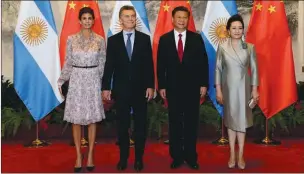  ??  ?? VIAJE. Mauricio Macri, junto a su par chino y sus respectiva­s mujeres, fue en búsqueda de inversione­s.
