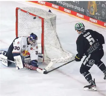  ?? FOTO: TABEA LAMMERTZ ?? Nach einem schnellen Angriff der Pinguine stand Arturs Kulda völlig frei und ließ Münchens Torwart Daniel Fießinger bei seinem Führungstr­effer keine Abwehrchan­ce.