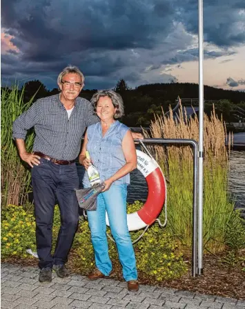  ?? Foto: Franz Bauer ?? Christine Kratzer aus Stadtberge­n erhielt von Bürgermeis­ter Peter Ziegelmeie­r als Geschenk der Marktgemei­nde Fischach ein Handtuch mit dem Logo des Naturfreib­ades und eine Flasche Prosecco.