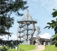  ?? FOTO: GERLINDE SOMMER ?? Auf dem Ellenbogen in der Rhön bietet sich von Noahs Segel ein Blick in die offenen Fernen. Runter geht es fix mit der Rutsche.