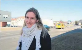  ??  ?? STENGE?: Hilde Forberg Andersen mener kommunen bør vurdere å stenge snarveien slik at bilister tvinges til å bruke hovedveien.