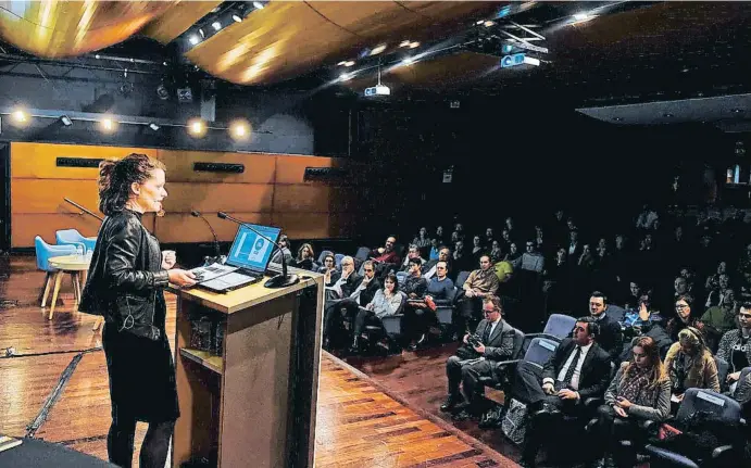 ?? ÀLEX GARCIA ?? Kirsty Gogan, directora de la oenegé Energy for Humanity, en su conferenci­a en la jornada sobre energía de Encuentros en ‘La Vanguardia’