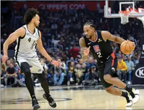  ??  ?? Kawhi Leonard van LA Clippers probeert langs Derrick White van San Antonio te gaan. (Foto: NBA.com)