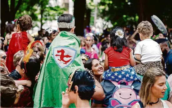  ?? Gabriel Cabral - 16.fev.20/Folhapress ?? Foliões brincam o pré-Carnaval no bloco infantil Folia de Bonequins, na rua Madre Cabrini, Vila Mariana (zona sul de São Paulo)