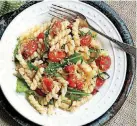  ?? [PHOTO BY LYNDA BALSLEV, FOR TASTEFOOD] ?? Gemelli with roasted tomatoes, arugula and olive oil bread crumbs