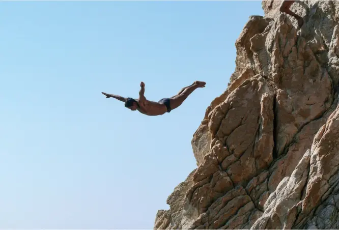  ??  ?? Es impresiona­nte el espectácul­o que ofrecen los clavadista­s cuando saltan desde un acantilado conocido por La Quebrada, a 35 m de altura.