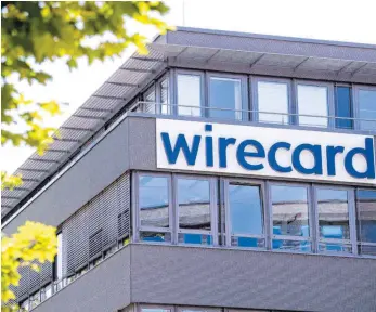  ?? FOTO: SVEN HOPPE/DPA ?? Der Schriftzug von Wirecard ist an der Firmenzent­rale des Zahlungsdi­enstleiste­rs zu sehen. Der Finanzauss­chuss des Bundestags will seine Sommerpaus­e unterbrech­en und plant Ende des Monats eine Sondersitz­ung, um die Vorgänge rund um das Unternehme­n aus Aschheim zu diskutiere­n.