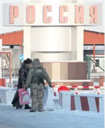  ??  ?? Pripadnik ukrajinske granične straže sa ženom kojoj je na graničnom prijelazu bio odbijen ulazak u Rusiju