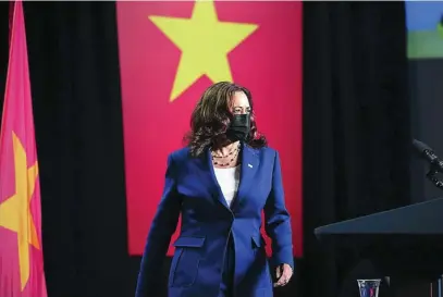  ?? AP ?? La vicepresid­enta Kamala Harris suspende su gira por Asia tras enfermar dos miembros de su delegación de «síndrome de La Habana»