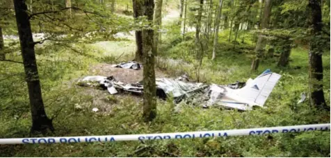  ?? Foto: Igor Kupljenik, dpa ?? Das Wrack der Piper PA-32, das im Juli in einen Wald im Westen Sloweniens stürzte.
