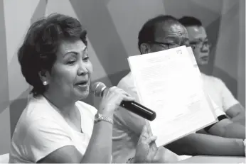  ?? FERDINAND EDRALIN ?? Mayor Paz Radaza shows her Certificat­e of Nomination and Acceptance as Liberal Party standard bearer in Lapu-Lapu City for the 2016 elections.