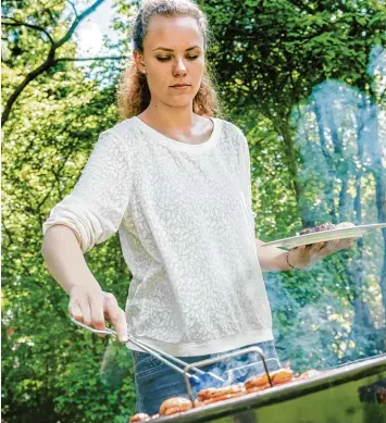  ?? Foto: Markus Scholz, dpa ?? 4000 Grillunfäl­le ereignen sich hierzuland­e jedes Jahr. Jeder zehnte davon hat schwerste Verbrennun­gen zur Folge. Das hat viel damit zu tun, dass die meisten Grill Fans immer noch auf Holzkohle schwören.