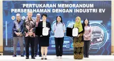  ?? ?? Foo (fourth left) and IKTBN Dusun Tua director Dalila Binti Sharingat (sixth left) presenting the MoU while Yeoh (fifth left) looks on.