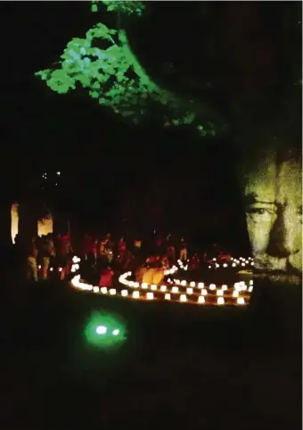  ??  ?? „Ich wünsche mir eine Reise um die Erde mit meiner ganzen Klasse.“Wünsche von Kindern trug dieser Baum im illuminier­ten Fronhof in die Nacht. Das Theater Anu aus Berlin hatte dort ein Labyrinth aus hunderten von Lichtern aufgebaut, in dem die Besucher...