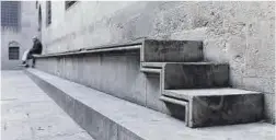  ?? Ferran Nadeu ?? Escalera situada en una fachada de la calle de la Ciutat, en Barcelona.