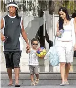  ?? WHOSDATED ?? PALING SERIUS: Ronaldinho dan Janaina Nattielle Mendes bersama buah hatinya.