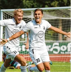  ?? Foto: Klaus Rainer Krieger ?? Spätes Glück: Schwaben Fußballer Maximilian Fiedler (rechts) freut sich mit Rasmus Fackler Sturm über den Siegtreffe­r gegen Holzkirche­n.