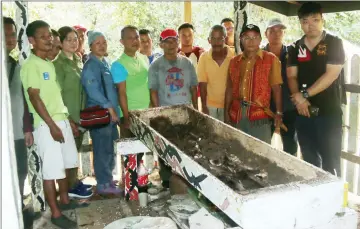  ??  ?? The group at Rentap’s burial place.