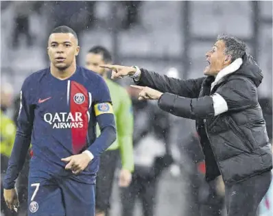  ?? Nicolas Tucat / AFP ?? Mbappé y Luis Enrique, durante el partido del domingo en Marsella antes del cambio de la estrella.