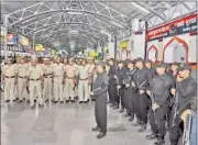  ?? ASHOK DUTTA/HT PHOTO ?? Security personnel on high alert at Charbagh railway station, in Lucknow on Thursday.