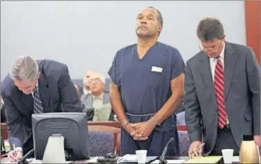  ?? ?? O.J. Simpson, con grilletes, en pie durante el juicio en Las Vegas en el que se le condenó a prisión.