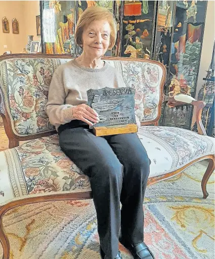  ?? ?? La foto más reciente de Isabel Perón, a sus 93 años, con el Premio Hispanidad en sus manos
