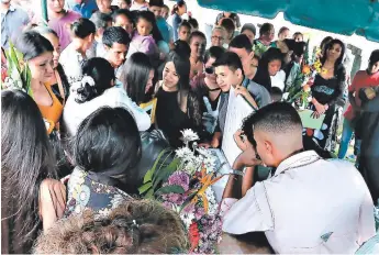  ?? FOTO: ESTALIN IRÍAS ?? El sepelio de Elmer Cárcamo fue concurrido y sus más cercanos familiares expresaron distintas muestras de pesar por lo ocurrido en el último momento.