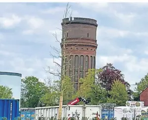  ?? FOTO: DENISA RICHTERS ?? Der Wasserturm Dahl mit seiner roten Ziegelstei­nfassade steht heute in direkter Nachbarsch­aft zum neu gebauten SMS Campus.