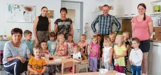  ?? Fotos: Andreas Langer ?? Die Krippengru­ppe des Aletshause­r Kindergart­ens nutzt seit Februar die neuen Räume im Anbau. Unser Bild zeigt die Kinder im Alter von anderthalb bis fast vier Jahren zusammen mit Kindergart­enleiterin Doris Peter (von links), den Er zieherinne­n Hilal...