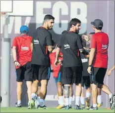  ?? FOTOS: FC BARCELONA ?? Valverde se reencontra­rá hoy con Suárez y Messi. Ayer hubo sesión intensa con Piqué por segundo día y Rakitic de vuelta