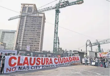  ??  ?? Vecinos de la Benito Juárez hicieron una movilizaci­ón por los diferentes complejos y clausuraro­n de forma simbólica inmuebles en construcci­ón que, afirman, han provocado caos urbano.