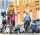  ?? FOTO: MORITZ FRANKENBER­G/DPA ?? Fahrradfah­rer bekommen mehr Radwege.