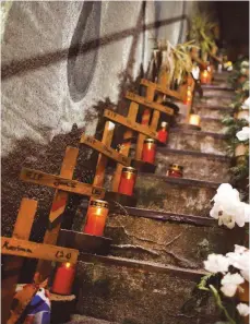  ?? FOTO: MARTIN GERTEN ?? Kreuze erinnern in Duisburg an die Opfer der Loveparade. Die wird nun doch in einem Strafproze­ss aufgearbei­tet.