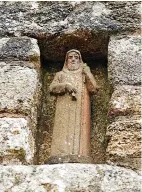  ?? ?? > A rectangula­r niche with a statue of a robed figure in it, located above the arches in the west wall of the well house at St Cleer’s Well