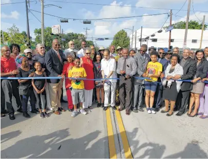  ?? Steve Gonzales photos / Houston Chronicle ?? Members of Houston Southeast and guests including Mayor Sylvester Turner cut the ribbon for Emancipati­on Avenue.