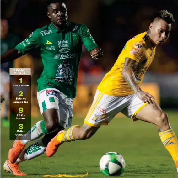  ?? AFP ?? Eduardo Vargas de Tigres controla la pelota ante la marca del nacional Joel Campbell. El tico se esforzó en ataque y también intentó fajarse en la marca como en esta acción que salió de zona ofensiva para recuperar una pelota.