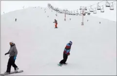  ??  ?? انطلاق موسم التزلج في جبال لبنان
(محمود الطويل)