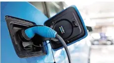  ?? FOTO: HOPPE/DPA ?? Forscher des Herzzentru­ms München untersuche­n, wie stark die elektrisch­en Felder beim Fahren und Aufladen eines Elektroaut­os sind.
