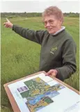  ?? JOURNAL SENTINEL FILES ?? Bernice Millikin points to an area of her land that would one day become Erin Hills.