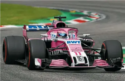  ??  ?? AERODINÁMI­CO. El mexicano Sergio Pérez conduce con pericia el bólido número 11 de la escudería Force India.